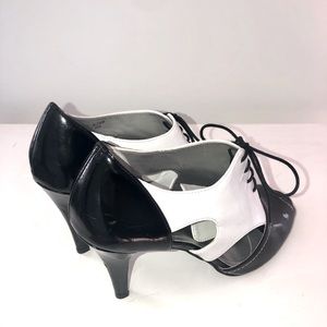 Tahari Black and white Spectator Oxford Pumps Size 8